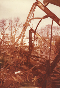 605960 Gezicht op de restanten van de afgebrande concertzaal Tivoli op het Lepelenburg te Utrecht, met op de ...